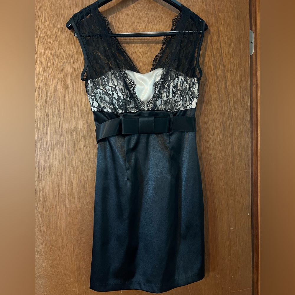 BCX Black and White Sleeveless V-Neck Sheath Dress